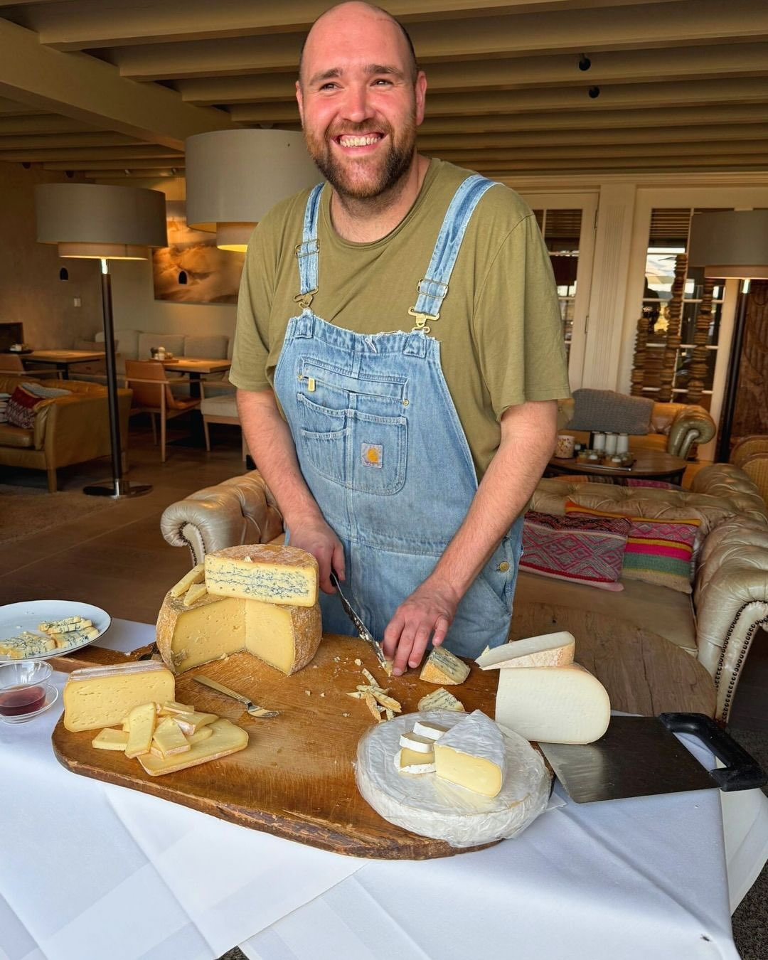 Wir schwelgen immer noch in den Erinnerungen an unser Tee- und Käseseminar vom Mittwoch. 🍵🧀 
Es war einfach magisch - traumhafte Kulisse, Sonne im Gesicht und dazu das Ganze auf unserer Terrasse. Wir haben so viel Spannendes über die Kombination von Tee &amp; Käse gelernt und sind immer noch ganz beseelt. 💛 
 
Jetzt bleibt nur eins: Vorfreude auf‘s nächste Mal! 
 
#teeliebe #kontorhaussylt #kaeseclub #käseliebe #genussmomente #keitum #foodpairing #teeundkäse #genusspur #sommer #schönemomente #feinschmecker #teegenuss #käsegenuss